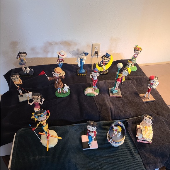 15 original authentic Betty Boop collectible figurines all in original boxes!! - Picture 2 of 2
